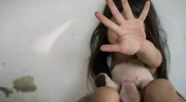 «Nessuna violenza sessuale sulle sue figlie». Cancellata la condanna di 9 anni al papà di Senigallia. Foto generica