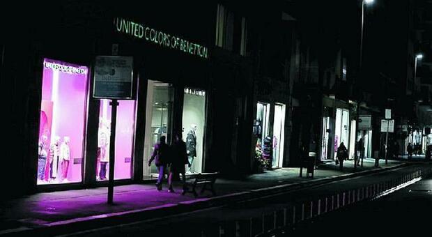 Bollette troppo care, luci spente nei negozi a Roma: al buio una vetrina su tre