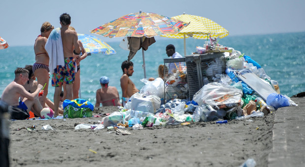 Ostia, estate nera per le spiagge libere: rifiuti, clochard e acqua sporca