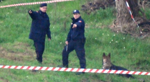 Le indagini dei carabinieri durante il ritrovamento del cadavere