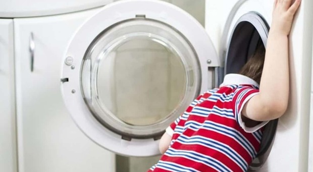 Bimbo di 3 anni si nasconde dentro la lavatrice per gioco, muore per asfissia
