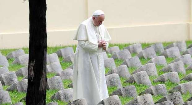 Papa Francesco a Redipuglia: «Troppi interessi dietro ai conflitti»