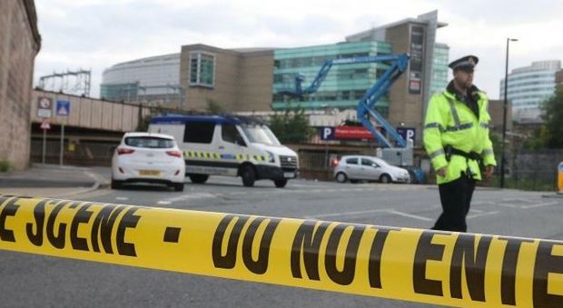 Manchester, nuovo boato: sgomberato centro commerciale per pacco sospetto, intervengono gli artificieri, un fermo