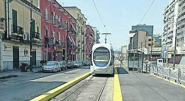 Tutti in ferie, a Napoli un solo autista a turno: per il tram settanta minuti d'attesa