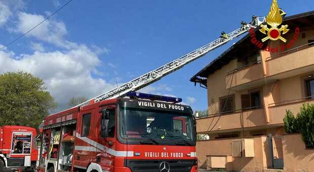 In fiamme il tetto di una casa a Pianella, paura nelle abitazioni vicine