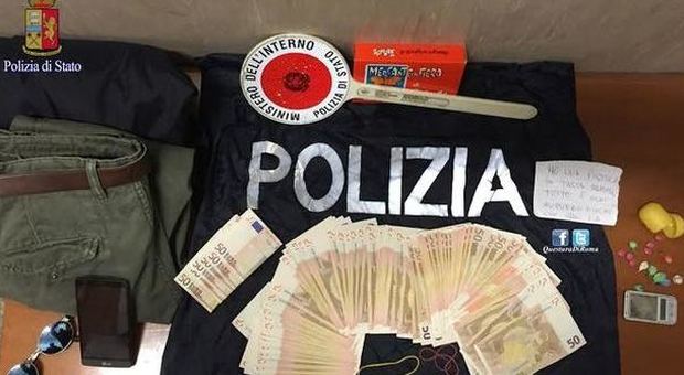 Roma, rapina la fidanzata con un biglietto per non farsi riconoscere: incastrato dalla polizia