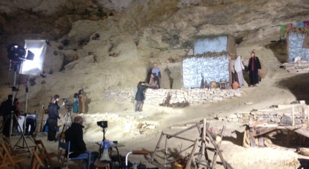 Il set cinematografico nella grotta del santuario a Frasassi
