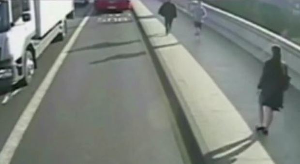 Londra, spinge una donna sotto il bus mentre fa jogging: caccia all'uomo Video