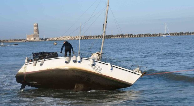 La barca "Petit Piton" in secca sulla riva di Fiumicino