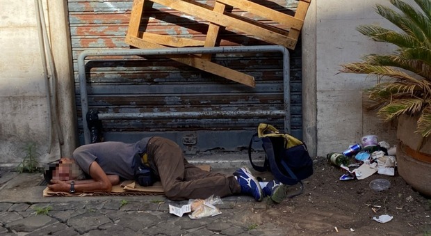 Degrado a Roma, senzatetto dorme in strada tra i rifiuti. «Succede ogni giorno» FOTO