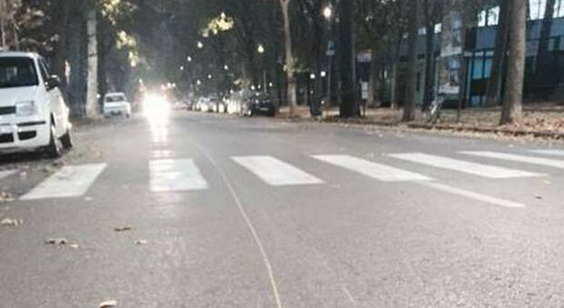 Roma, ubriaco al volante investe una ragazza sulle strisce e scappa: inseguito dagli automobilisti