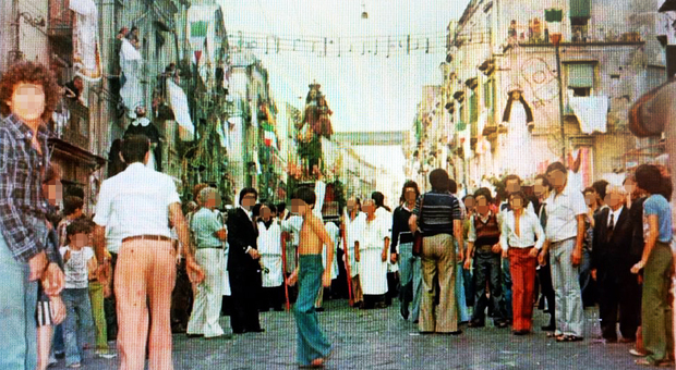Napoli, statue sacre in processione come trofei per i boss: ecco le foto