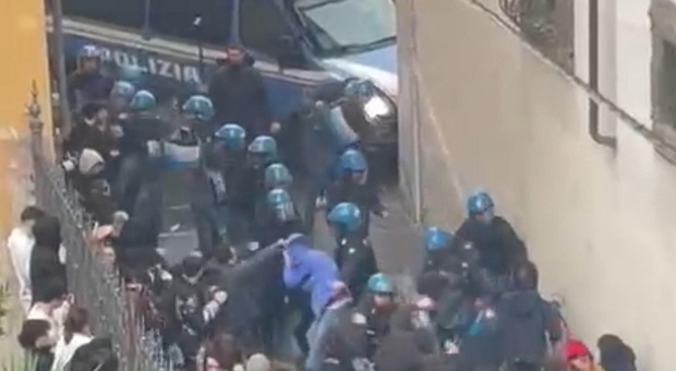 Pisa, figli degli agenti di polizia bullizzati in classe: «Non vanno più a scuola». Le offese: «Sei il figlio dello sbirro manganellatore»