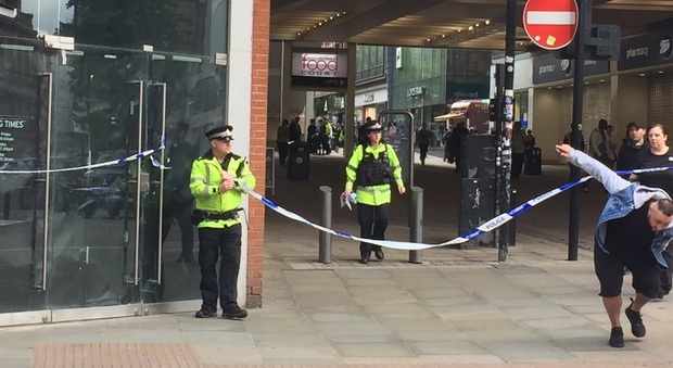 "Boato al centro commerciale", ancora terrore a Manchester. Fermato un uomo