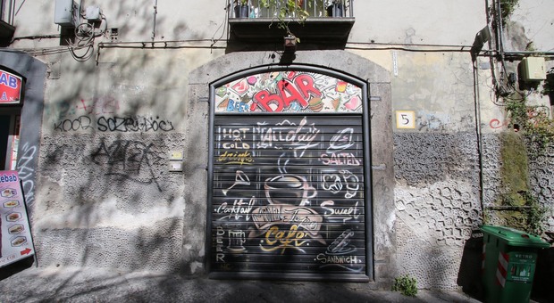 Napoli, boom di negozi chiusi a San Gregorio Armeno: società milanesi pronte all'affare