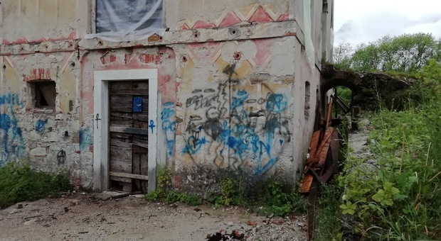 Il muro dell'ex stalla annessa a villa Patt imbrattata dai vandali