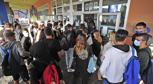 Assembleamenti all'entrata negli istituti il primo giorno di scuola al campus di Pesaro