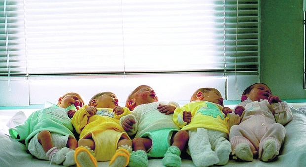 Neonati in una nursery