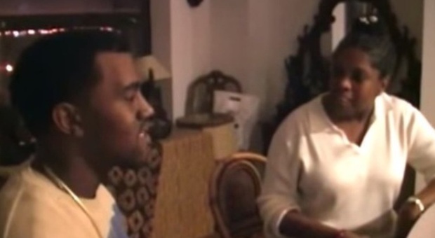 Kanye West e la madre cantano "Hey mama". Lei muore poco dopo. Il video amatoriale -Guarda