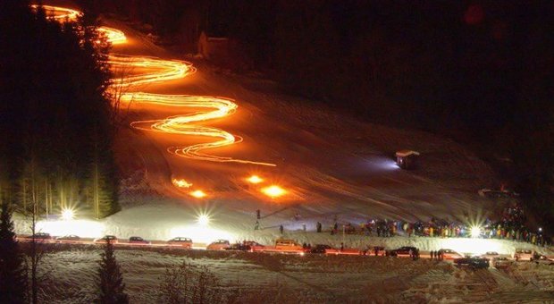 La suggestiva fiaccolata sugli sci a Ravascletto