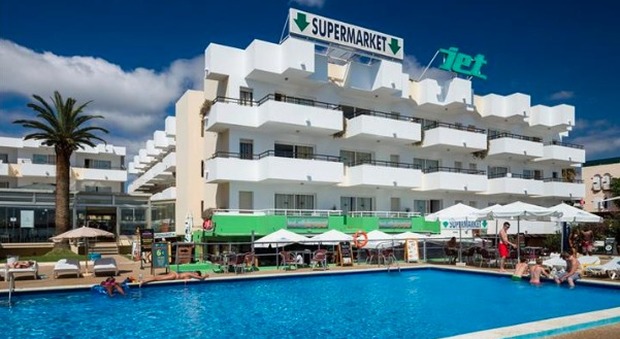 Ibiza, turista precipita dal terzo piano dell'hotel: forse ha tentato di saltare in piscina dal suo balcone