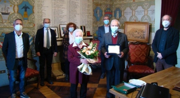 Prima il vaccino, poi la festa in Comune per i 70 anni di nozze: omaggio del sindaco a Italo e Silvana
