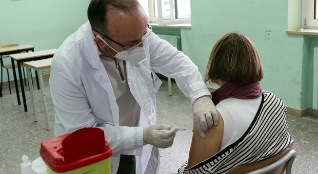 Vaccini Covid in Campania, arrivate 150mila dosi Pfizer: ora 15mila dosi Astrazeneca