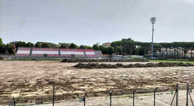 Pesaro, dove c'era un grande prato verde ora c'è un cantiere: ruspe al lavoro sullo stadio Benelli