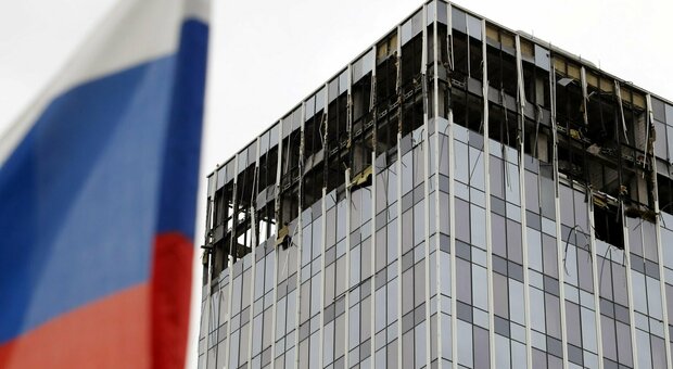 Droni su Mosca: colpito un palazzo e due edifici non residenziali. Il Cremlino: «Atto terroristico»