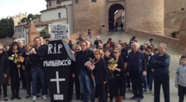 Mombaroccio muore, celebrato il funerale Pittoresca protesta contro la fusione