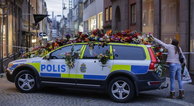 Stoccolma, l'attentato del camion fa ancora vittime: è morta una donna ricoverata in ospedale