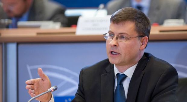 Ue, Dombrovskis lancia nuovo monito all'Italia: «Persegua politica di bilancio responsabile»