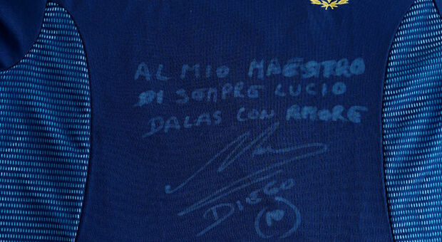 La maglia che Maradona donò a Lucio Dalla, chiamato "Dalas"