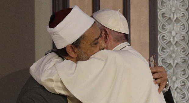 Il Papa in Egitto: «Un viaggio di unità e fratellanza». L'abbraccio con l'Imam