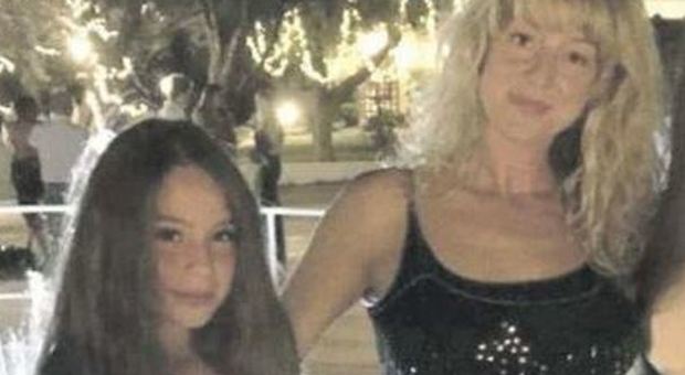 Frontale con un camion, Antonella e la figlia di 16 anni muoiono sul colpo