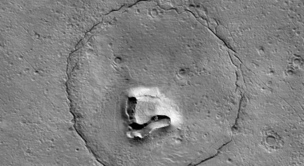 Una “faccia” su Marte. Il web: «E' dell'orso Juan Carrito»