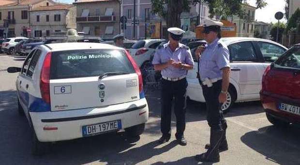 Senigallia, ruba una multa da un'auto per parcheggiare gratis la sua: scoperto
