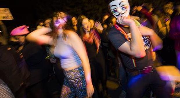 Spagna, discoteca offre 100 euro a ragazze senza slip: ondata di proteste