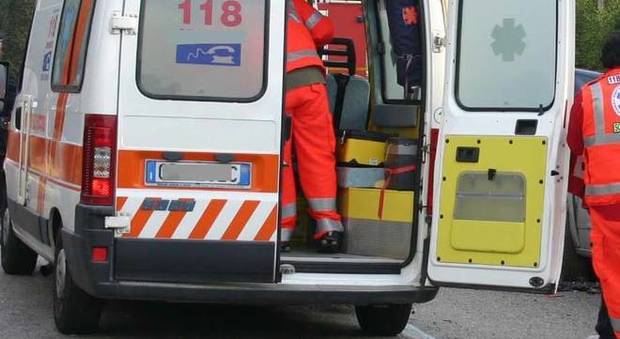 Torino, caricano donna ferita in ambulanza e affidano la figlia di 3 mesi a sconosciuti