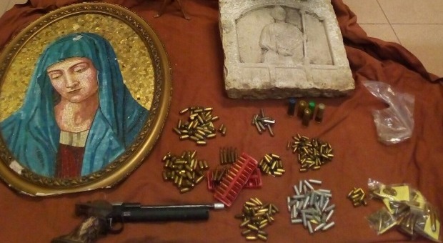 Armi e pezzi d'arte a casa di 61enne udinese finito nei guai
