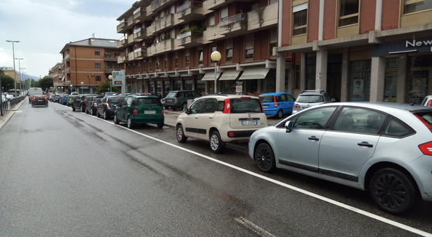 Rieti, nessun nuovo parcheggio in viale Matteucci, la Municipale: «Un errore, verranno cancellate» Solo posti per invalidi e carico e scarico