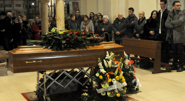 Folla in duomo, profonda commozione per l'utimo saluto al preside Salucci