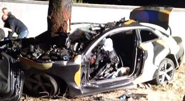 Pescara, auto si schianta contro albero: quattro morti