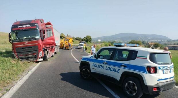 Scontro tra due auto e un camion, due feriti: traffico bloccato sulla Strada Statale 16 Adriatica