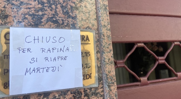Rapina in gioielleria a Falconara, orefice immobilizzato dai banditi: in fuga con oro e denaro