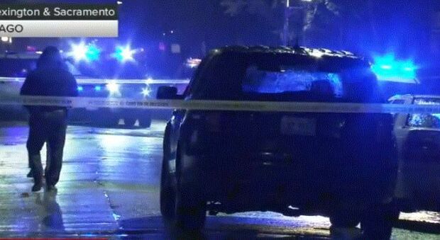 Chicago, sparatoria davanti a una scuola: morti due ragazzi di 16 e 17 anni, i killer ripresi dalle telecamere