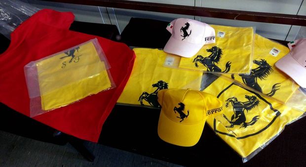 Abbigliamento Ferrari taroccato: blitz della Finanza tra i venditori attorno all'autodromo di Monza
