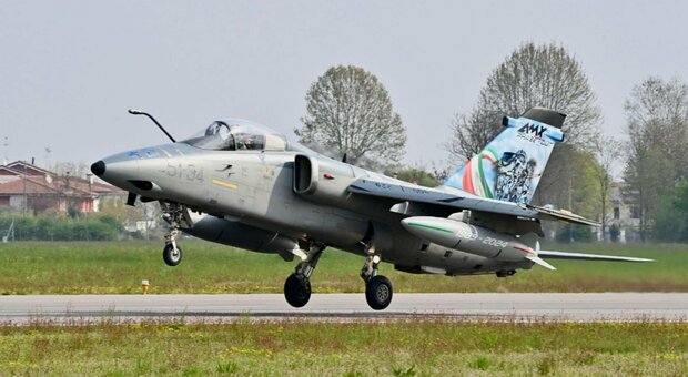 Caccia Amx in pensione dopo 35 anni: ultimo volo per lo storico aereo dell'Aeronautica Militare