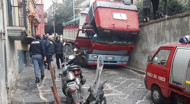 Napoli, ferma il camion in discesa ma dimentica il freno a mano: camionista muore schiacciato dal suo mezzo