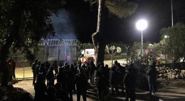 Gasdotto Tap, nuovi scontri al cantiere: feriti un carabiniere e un manifestante